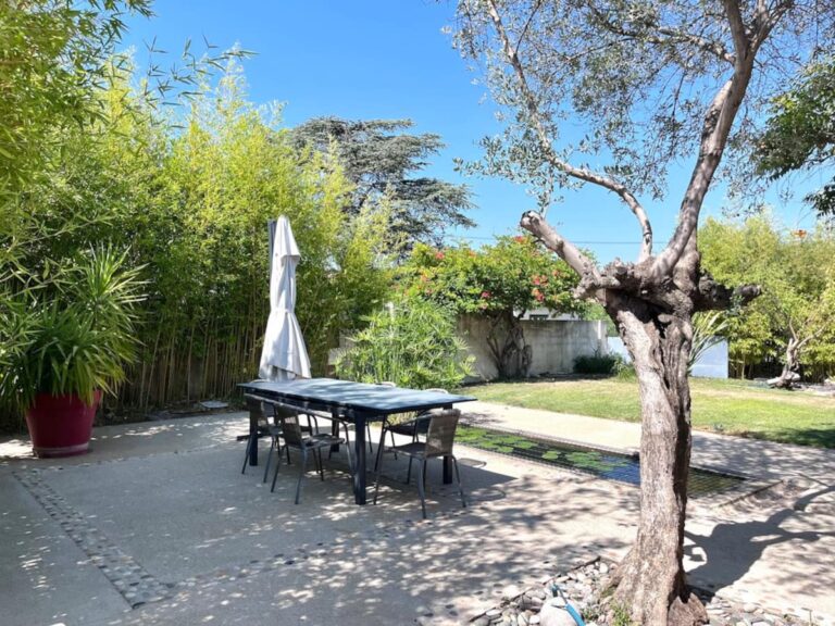 Charmante villa climatisée de plein pied avec piscine et jardin paysagé