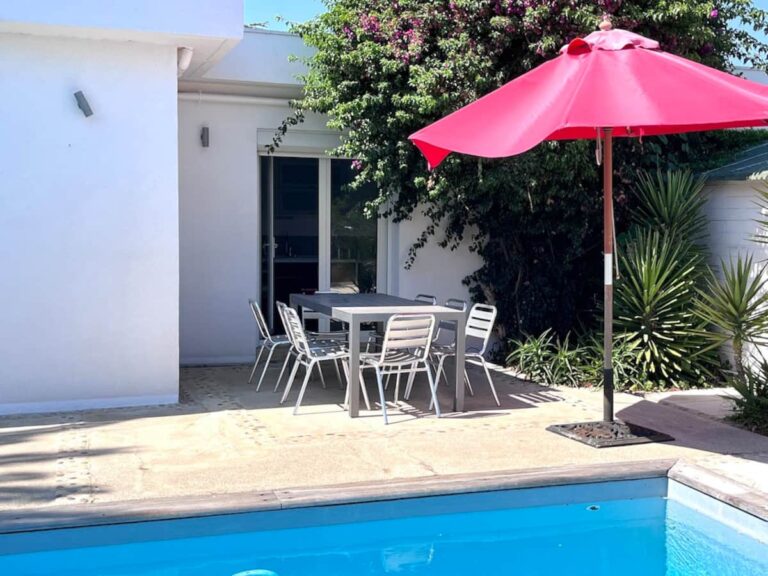 Charmante villa climatisée de plein pied avec piscine et jardin paysagé