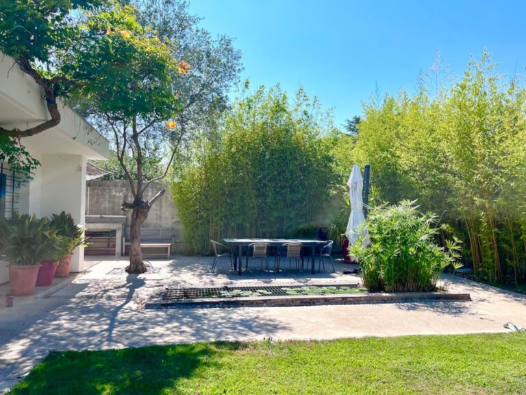 Charmante villa climatisée de plein pied avec piscine et jardin paysagé