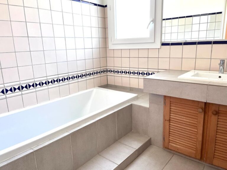 Charmante villa climatisée de plein pied avec piscine et jardin paysagé