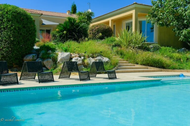 Superbe propriété, piscine, salle de jeux, appareils de sport...
