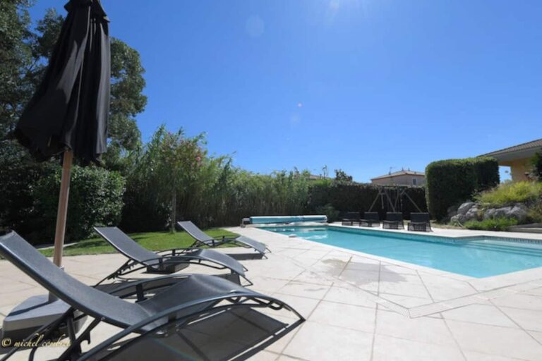 Superbe propriété, piscine, salle de jeux, appareils de sport...