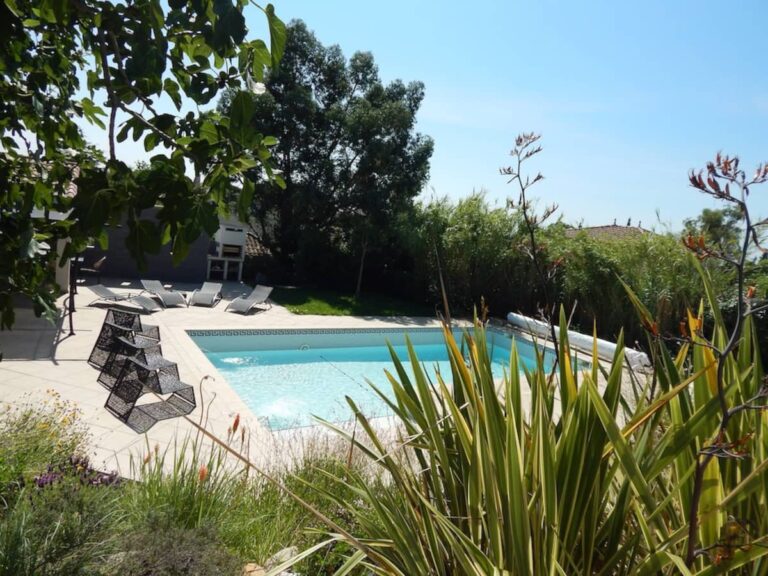 Superbe propriété, piscine, salle de jeux, appareils de sport...