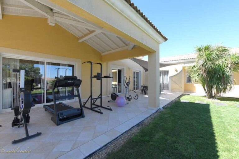 Superbe propriété, piscine, salle de jeux, appareils de sport...