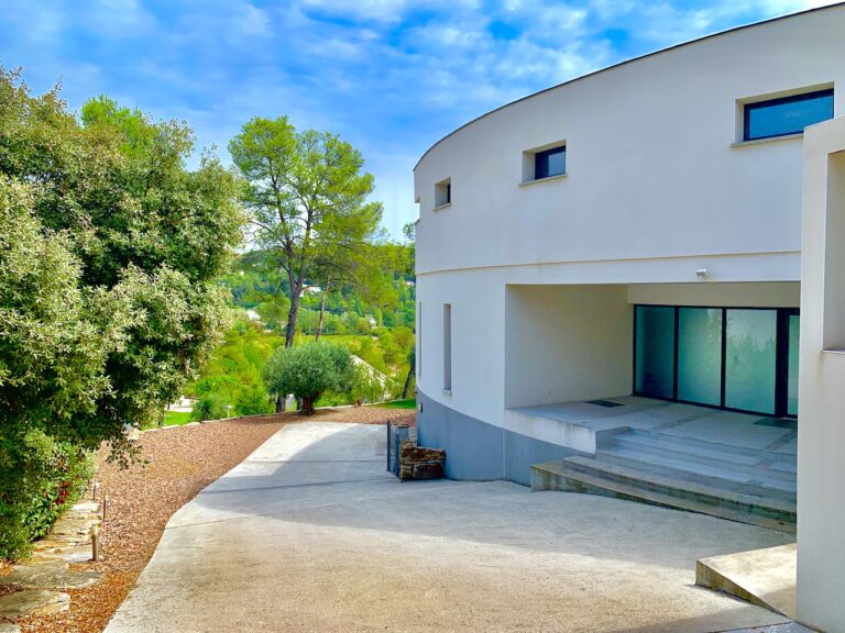 Superbe et spacieuse propriété avec piscine et spa