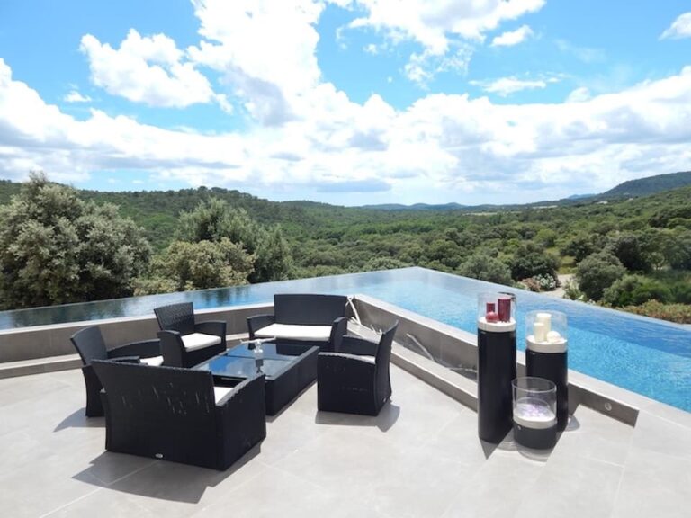 Splendide villa contemporaine avec vue panoramique sur le Pic Saint Loup