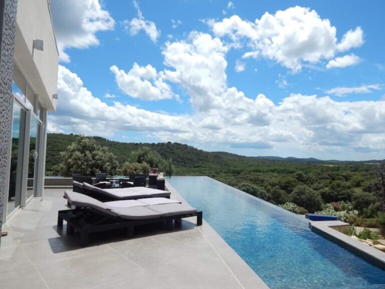 Splendide villa contemporaine avec vue panoramique sur le Pic Saint Loup