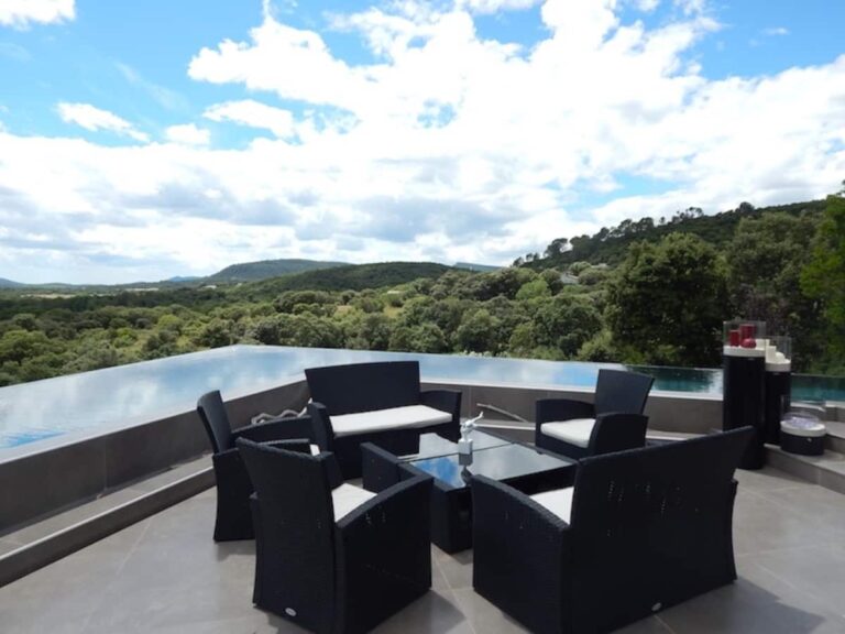 Splendide villa contemporaine avec vue panoramique sur le Pic Saint Loup