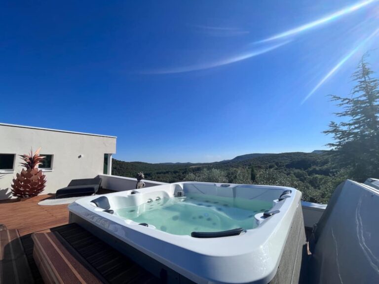 Splendide villa contemporaine avec vue panoramique sur le Pic Saint Loup
