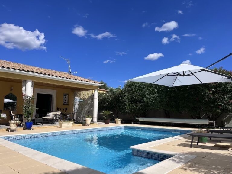 Belle villa de plain-pied climatisée avec piscine et spa