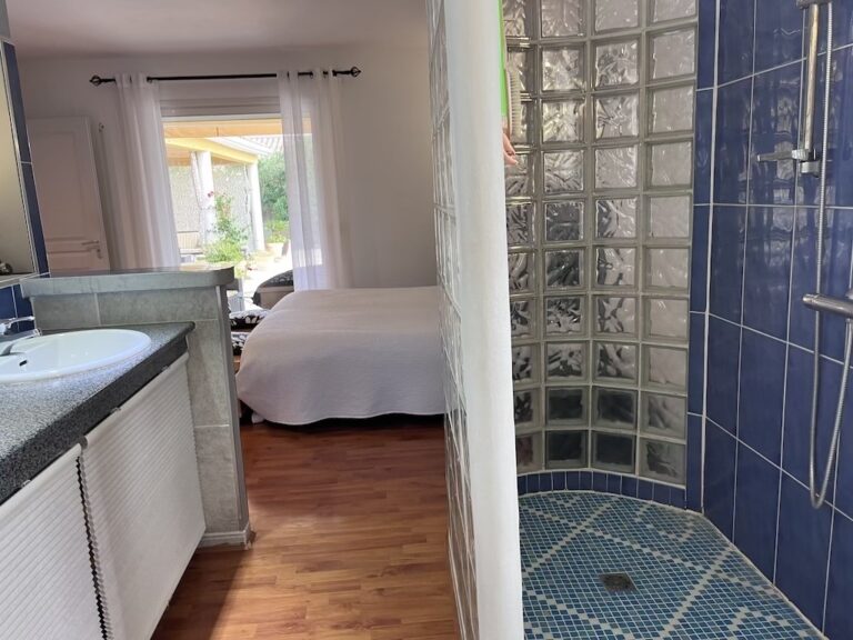 Belle villa de plain-pied climatisée avec piscine et spa