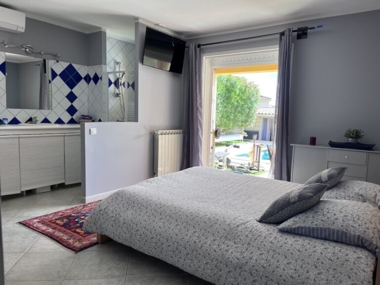 Belle villa de plain-pied climatisée avec piscine et spa