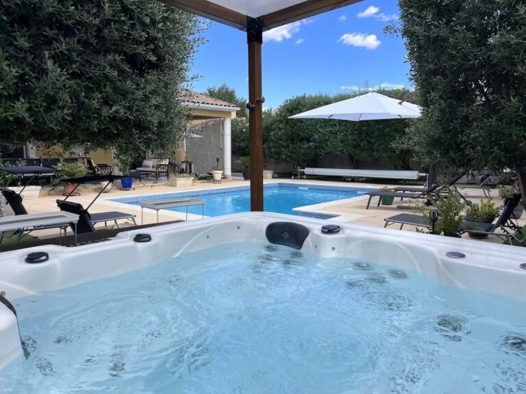 Belle villa de plain-pied climatisée avec piscine et spa