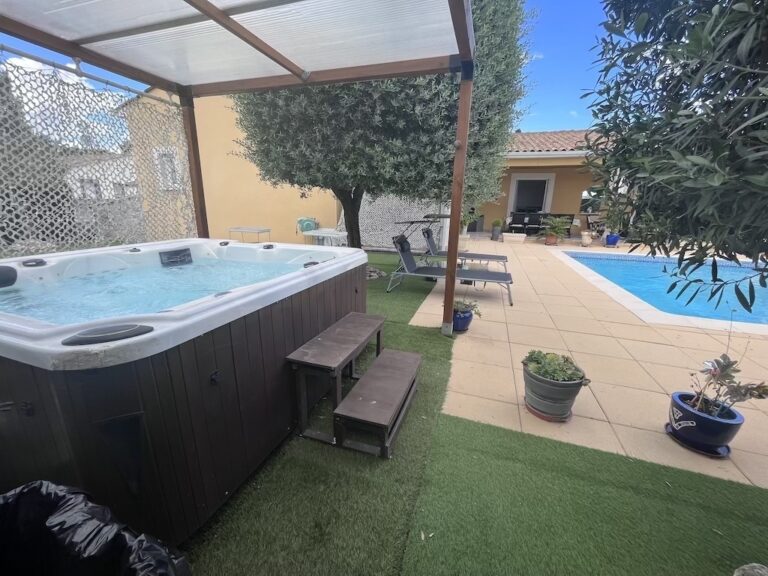 Belle villa de plain-pied climatisée avec piscine et spa