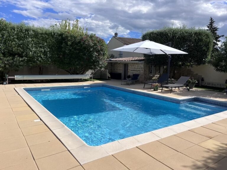 Belle villa de plain-pied climatisée avec piscine et spa