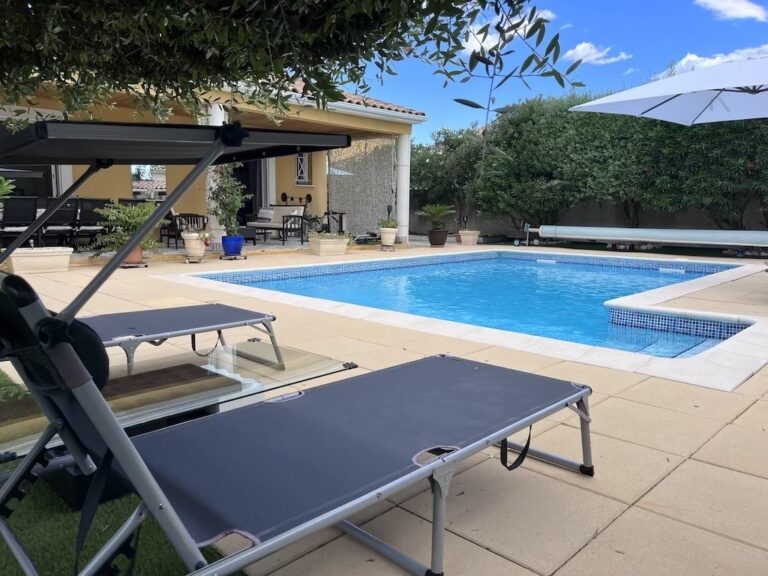 Belle villa de plain-pied climatisée avec piscine et spa