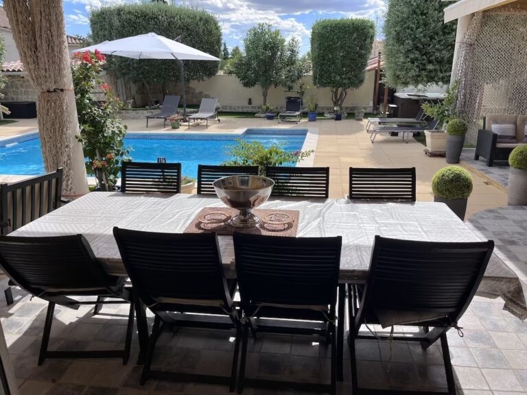 Belle villa de plain-pied climatisée avec piscine et spa