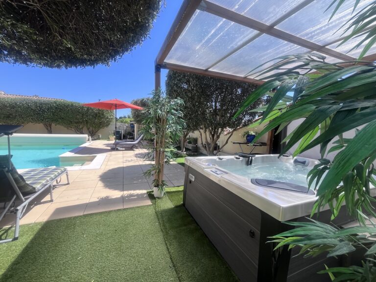 Belle villa de plain-pied climatisée avec piscine,  spa et sauna
