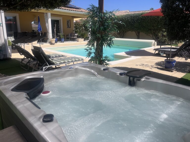 Belle villa de plain-pied climatisée avec piscine,  spa et sauna