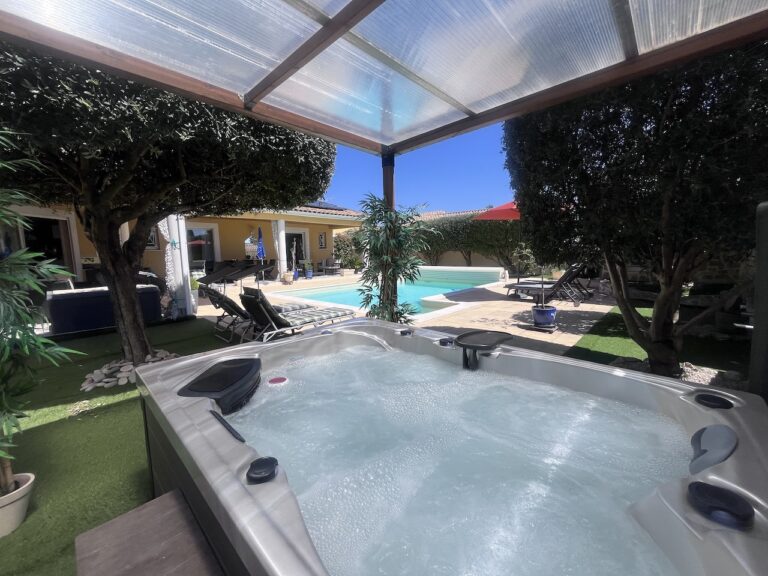 Belle villa de plain-pied climatisée avec piscine,  spa et sauna