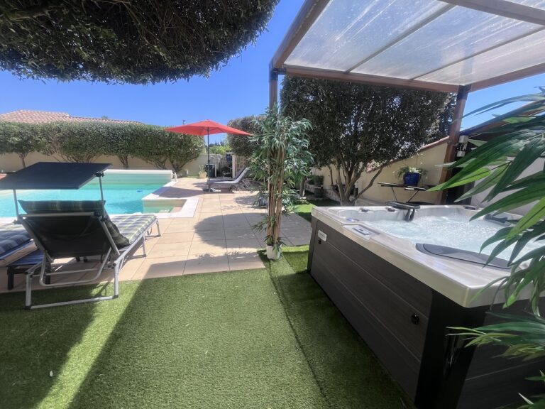 Belle villa de plain-pied climatisée avec piscine,  spa et sauna