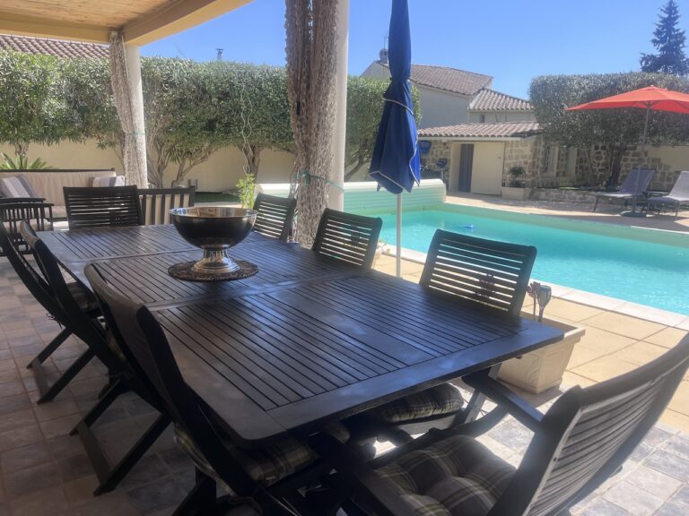 Belle villa de plain-pied climatisée avec piscine,  spa et sauna