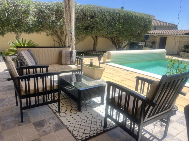 Belle villa de plain-pied climatisée avec piscine,  spa et sauna