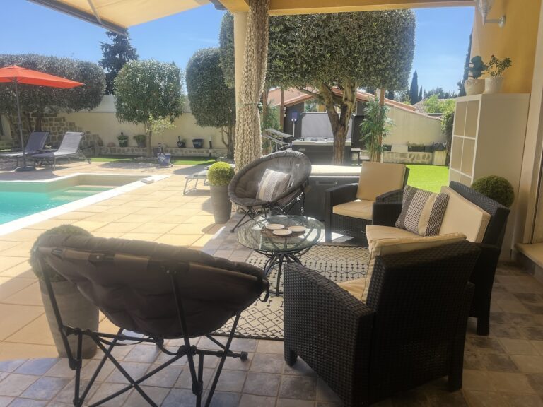 Belle villa de plain-pied climatisée avec piscine,  spa et sauna