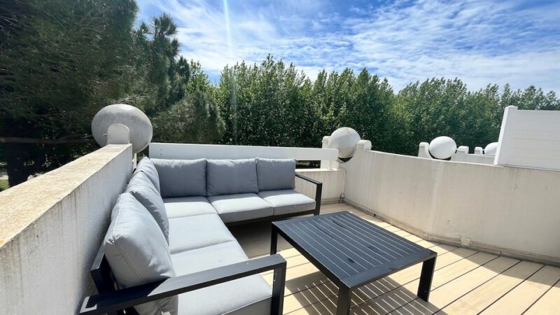 Bel appartement climatisé sur le golf et proche des plages