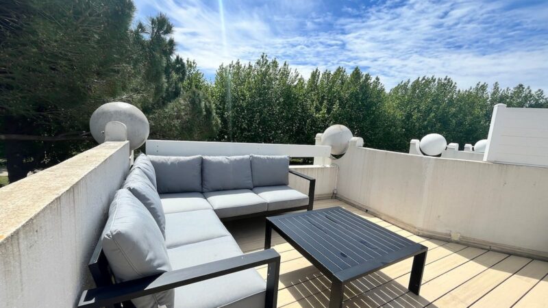 Bel appartement climatisé sur le golf et proche des plages