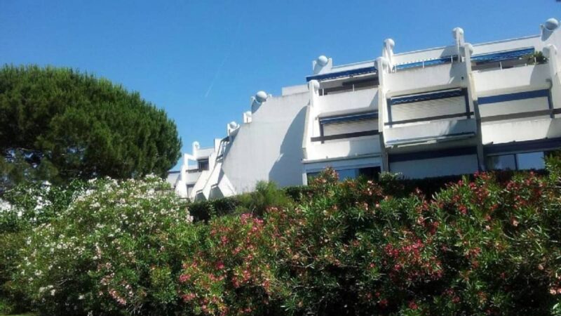 Bel appartement climatisé sur le golf et proche des plages