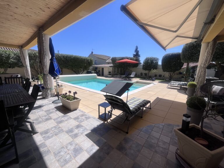 Belle villa de plain-pied climatisée avec piscine,  spa et sauna