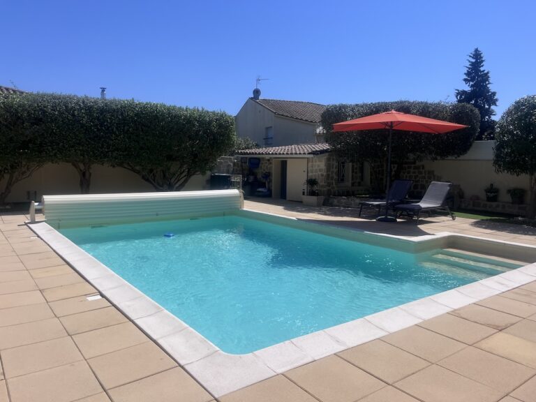 Belle villa de plain-pied climatisée avec piscine,  spa et sauna
