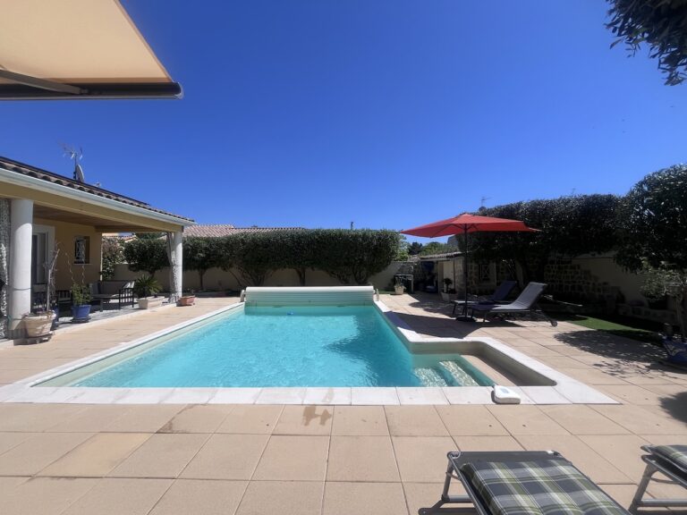 Belle villa de plain-pied climatisée avec piscine,  spa et sauna