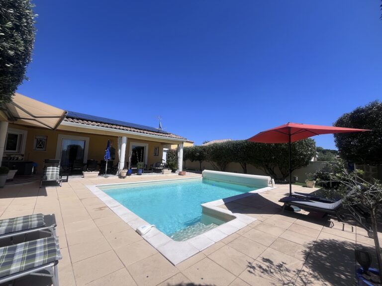 Belle villa de plain-pied climatisée avec piscine,  spa et sauna