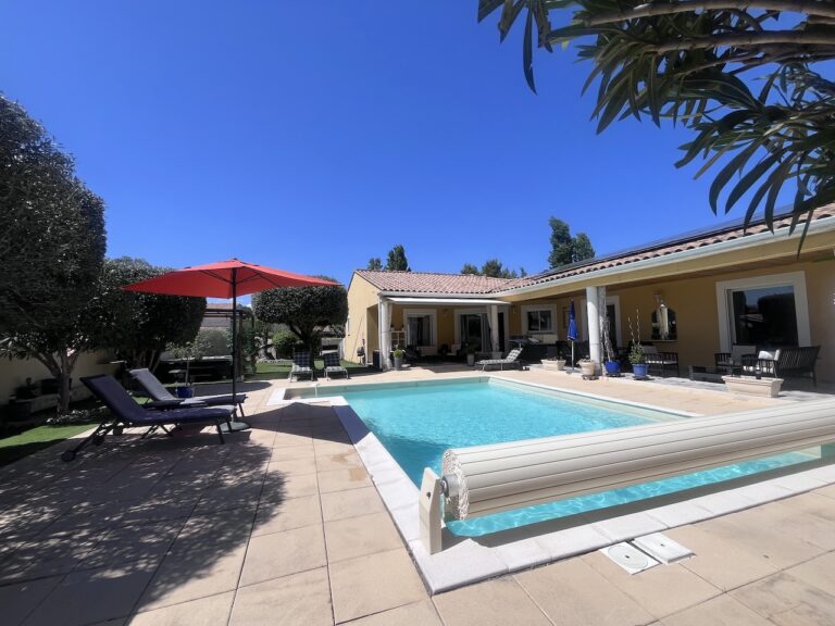 Belle villa de plain-pied climatisée avec piscine,  spa et sauna