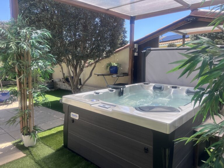 Belle villa de plain-pied climatisée avec piscine,  spa et sauna