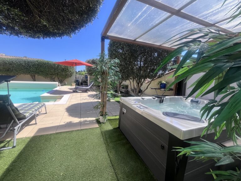 Belle villa de plain-pied climatisée avec piscine,  spa et sauna