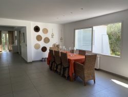 Villa contemporaine avec piscine et sauna