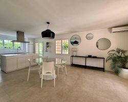 Belle villa entièrement climatisée avec piscine