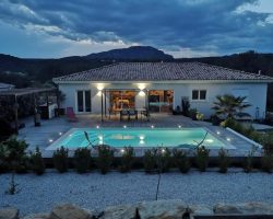 Paisible villa avec piscine proche du Pic Saint-Loup.