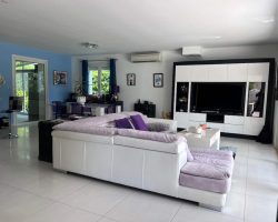 Villa avec piscine dans le domaine du Golf, entre mer et ville​