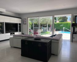 Villa avec piscine dans le domaine du Golf, entre mer et ville​