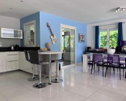 Villa avec piscine dans le domaine du Golf, entre mer et ville​