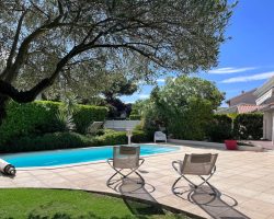 Villa avec piscine dans le domaine du Golf, entre mer et ville​