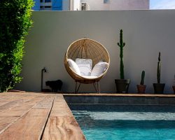 Villa avec piscine au charme authentique et naturel.