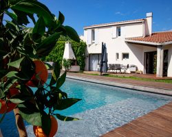 Villa avec piscine au charme authentique et naturel.
