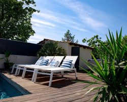 Villa avec piscine au charme authentique et naturel.