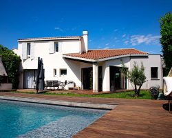 Villa avec piscine au charme authentique et naturel.