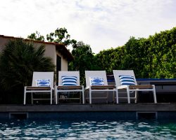 Villa avec piscine au charme authentique et naturel.